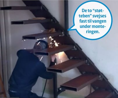 Svævende trapper: Et andet “støtteben” bliver svejset fast under vangen Svævende trapper: Et andet “støtteben” bliver svejset fast under vangen